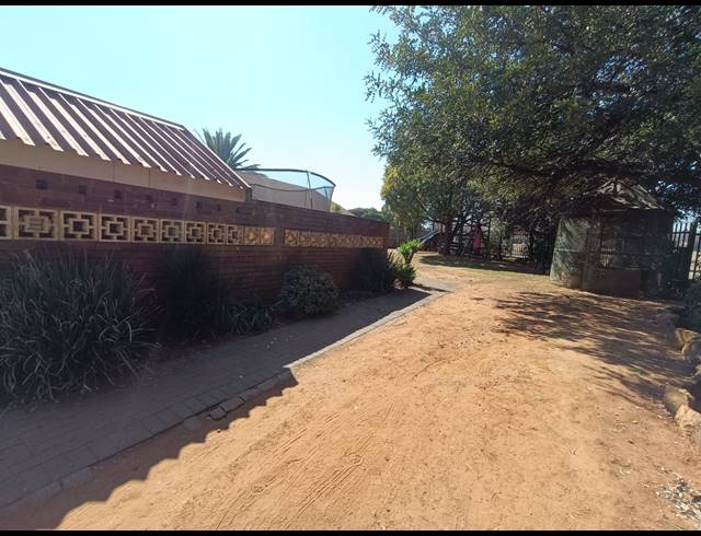 3 BEDROOM HOUSE TO LET IN FLORA GARDENS